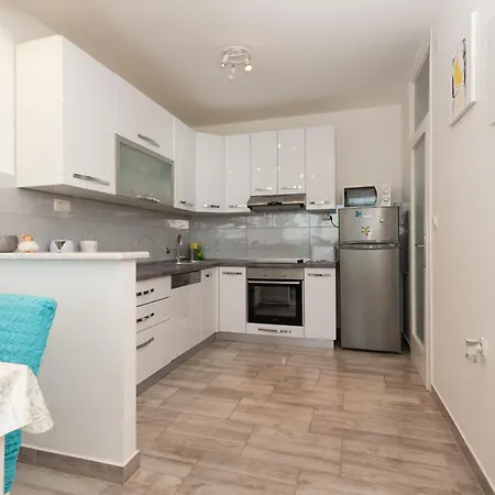 Happy Apartment Split